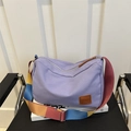 Sac bandoulière en toile lilas clair avec bandoulière arc-en-ciel et design minimaliste - Violet