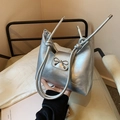 Bolso bandolera plateado metalizado con hebilla de lazo y asas anudadas para mujer - Plateado