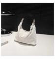 Dettaglio della borsa a tracolla in tessuto bianco con testo Classic e accenti dorati - Bianco