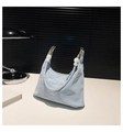 Dettaglio borsa hobo a pieghe azzurra con ciondoli a perla bianca e etichetta - Blu