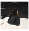 Dettaglio borsa hobo con perle in resina ambra e finiture dorate su tessuto nero - Nero