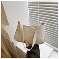 Dettaglio borsa sottobraccio crema minimalista con cuciture verticali e tracolla sottile - Bianco