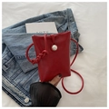Mini borsa a tracolla in pelle rossa con bottone a perla bianca e dettagli intrecciati - Rosso