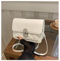 Bolso bandolera blanco de cuero PU acolchado con gran cierre de giro plateado ovalado - Blanco