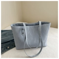 Detalle del bolso tote azul claro con textura arrugada y correas de hombro delgadas - Azul