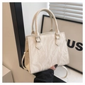 Schicke cremeweiße PU-Tasche mit Faltenstruktur und goldenen Metalldetails - Weiß