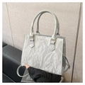 Hellgraue PU-Tasche mit Knitteroptik, Doppelgriffen und schmalem Schultergurt für Damen - Silber