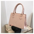 Rosafarbene Handtasche aus glänzendem Kunstleder mit Faltenoptik und Schultergurt - Rosa