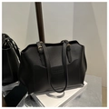 Detalle del bolso tote de cuero sintético negro con bolsillo de media luna y letras - Negro