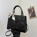 Schwarze Handtasche aus gestepptem PU-Leder mit elegantem Seidenschal am Griff - Schwarz