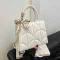 Beigefarbene Stepphandtasche mit elegantem Seidenschal und schmalem Schulterriemen - Weiß