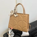 Khakifarbene gesteppte PU-Lederhandtasche mit Seidenschal und schmalem Schultergurt - Khaki