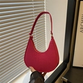Sac à bandoulière croissant magenta chic avec motif crocodile et boucle en métal doré - rose vif