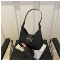 Grand sac à bandoulière noir texture croco avec nœud métallique argenté - Noir