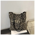 Detailaufnahme der großen Canvas-Tragetasche mit Leopardenmuster und schwarzen schmalen Trägern - Gelb Braun Leopard