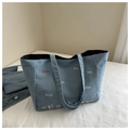 Détail macro du cabas en jean bleu avec imprimé mode et intérieur spacieux pratique - Bleu clair