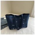 Détail du sac cabas en denim bleu avec lettrage mode et large bandoulière confortable - Bleu