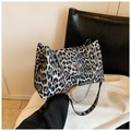 Dettaglio borsa leopardata con chiusura a T in argento e tracolla a catena elegante - Nero