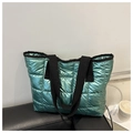 Borsa tote trapuntata verde menta metallizzato con manici neri e design capiente - Verde