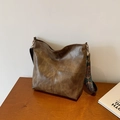 Borsa tote in pelle marrone scuro con cuciture vintage e tracolla larga a motivo etnico - Cachi