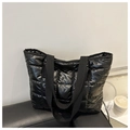 Borsa tote imbottita nera con texture a quadretti e ampi spallacci in tessuto - Nero