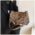 Dettaglio borsa a tracolla leopardata con chiusura a T in argento e catena in metallo - Cachi