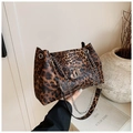 Borsa a spalla leopardata con catena argento e fibbia metallica a forma di T - caffè