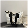 Borsa tote trapuntata bianca con tracolla nera e design a rombi in stile autunnale - Bianco Sporco