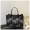 Grande borsa tote nera con ricami colorati e dettagli con motivi monogramma a rilievo - Nero