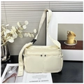 Borsa a tracolla in nylon beige con tasca frontale con zip e scomparti laterali elastici - Bianco Sporco