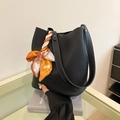 Bolso saco de cuero negro con pañuelo de seda decorativo y correa de hombro ancha - Negro