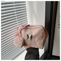 Detailansicht der rosa Nylon-Tasche mit Schmetterlingsanhänger und Mini-Geldbörse - Rosa