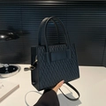 Elegante borsa a tracolla trapuntata nera con dettagli dorati e tracolla regolabile - Nero