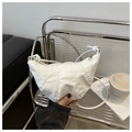 Elegante borsa a mezzaluna bianca con trapuntatura verticale e tracolla sottile - Bianco