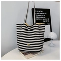 Minimalistische schwarz-weiß gestreifte Canvas-Einkaufstasche mit Handmade-Metallplakette - Schwarz