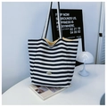 Gestreifte Canvas-Tragetasche mit gelbem Futter und handgefertigter Metallplakette - Blau