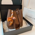 Bolso tipo cubo de cuero litchi marrón con pañuelo de seda y caja de regalo de lujo - café