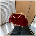 Vintage bordeauxrode fluwelen schelptas met witte kralen en gouden handvat - Rood