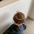 Borsa da sera sferica leopardata con manico ad anello dorato e tracolla a catena per donna - Marrone