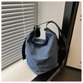Borsa a secchiello in denim blu scuro con tracolla nera larga e anelli argentati chic - Blu