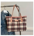 Detalle de bolso tote a cuadros rosa con etiqueta de cuero y remaches dorados - Rosa