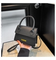 Petit sac carré rétro noir avec logo jaune et bandoulière à détails dorés élégants - Noir