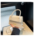Sac bandoulière chic de couleur crème avec texture litchi et logo de mode en forme carrée - Blanc