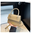 Sac bandoulière beige en cuir avec poignée supérieure et texte logo Fashion gravé - Kaki