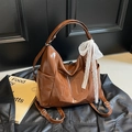 Borsa tote vintage marrone in ecopelle con numero 10 in rilievo e fiocco in pizzo bianco - Marrone