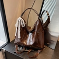 Borsa tote grande in ecopelle marrone scuro con dettaglio foulard di seta - caffè