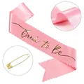 Fascia sposa rosa in raso con scritta dorata Bride to Be e bordi ondulati per feste - Rosa (Testo Oro-Spilla Standard)