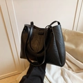Bolso tote minimalista de cuero sintético negro con textura granulada y etiqueta - Negro