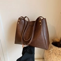 Bolso tote grande retro marrón oscuro con remaches dorados y acabado en cuero sintético - café