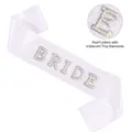 Weiße Satin Brautschärpe mit schillernden Strasssteinen und Perlenbuchstaben Dekoration - Weiße Schärpe (Regenbogen Strass)